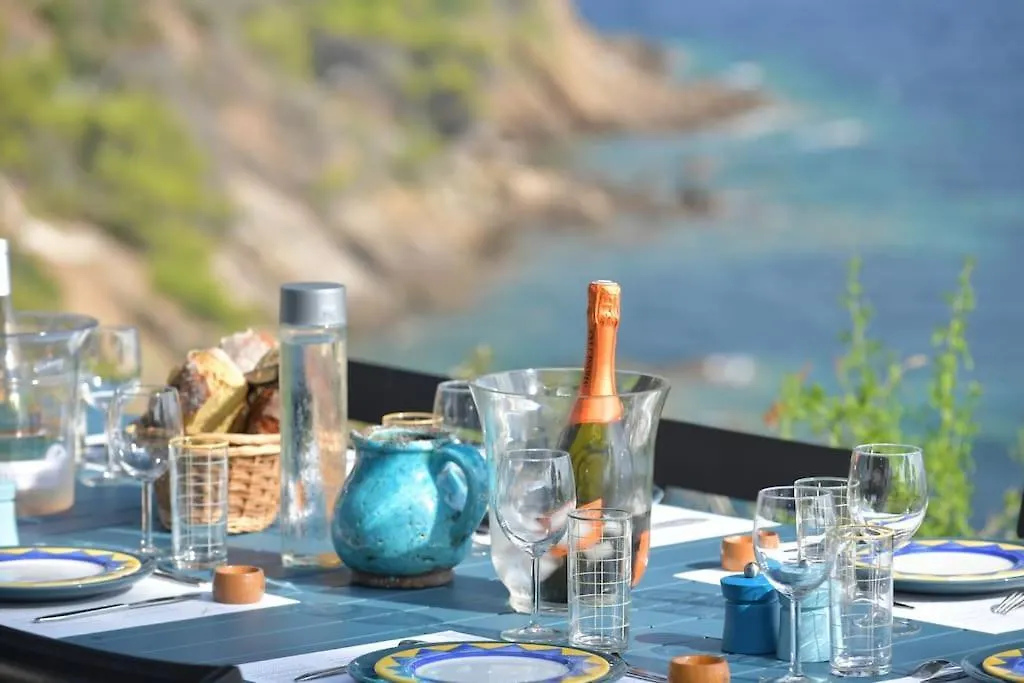 Villa 6 Chambres, Vue Mer Sur 180°,Plage Privee. 滨海卡瓦莱尔